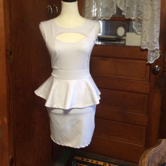 Small white form fitting dress Nwot - Picture 4 of 5